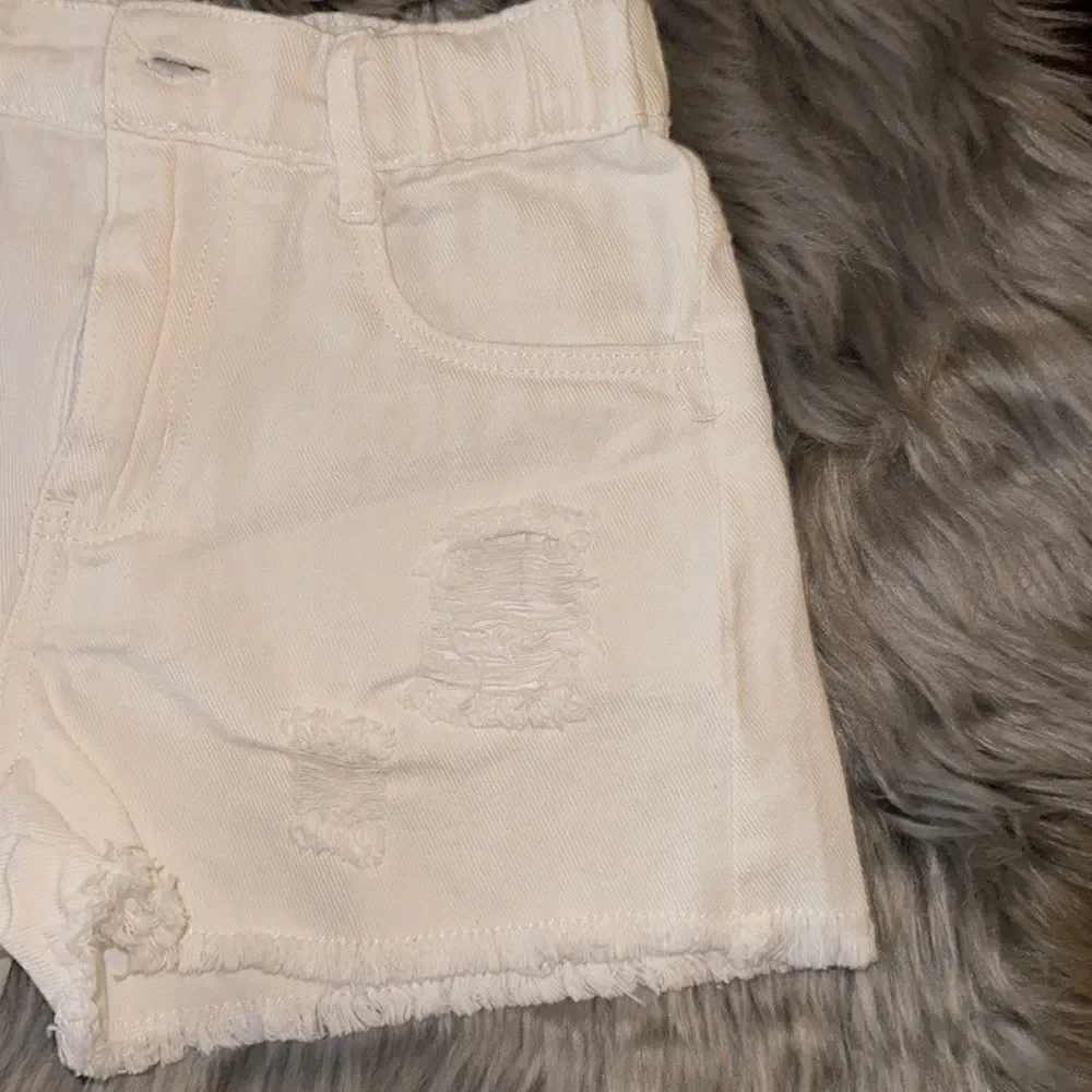 NWT raw trim white denim shorts. Size 6-7/130.